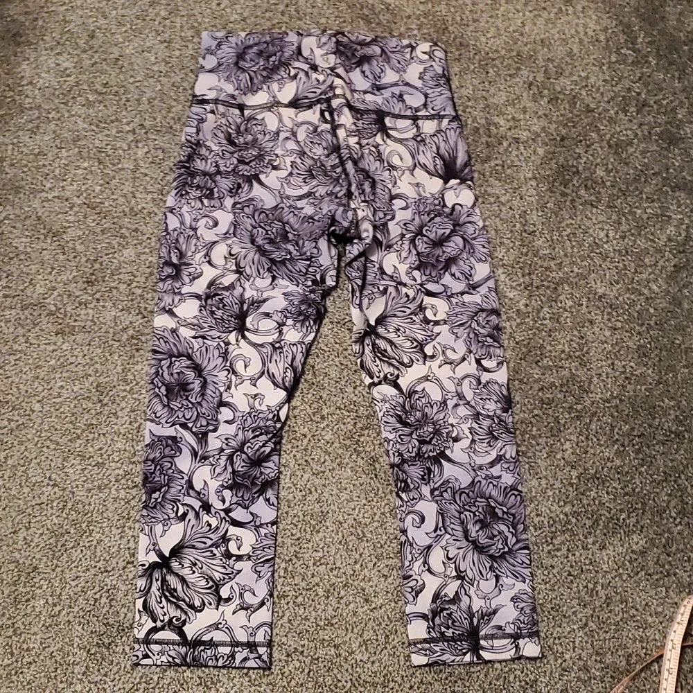 #143 Lululemon leggings size 6 b864
